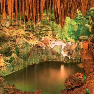 Grutas de Mira de Aire - найбільші печери Португалії